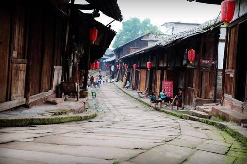 他自称溥仪堂弟,穿黄衣、束清辫,为保留祖先传统,向国家要故宫